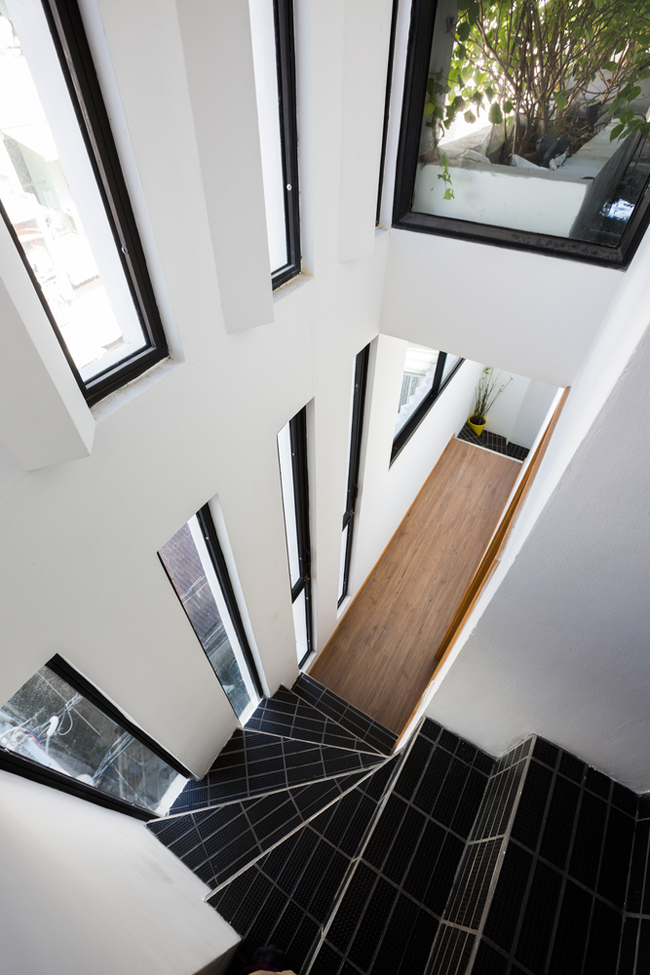 Cầu thang của ngôi nhà được tối giản hóa để tiết kiệm diện tích.