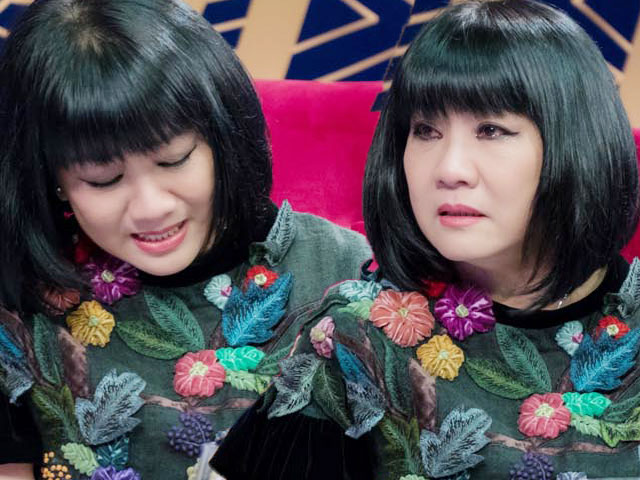 Giải trí - Cẩm Vân khóc ngất trên sân khấu khi nhận "món quà" từ 2 con gái