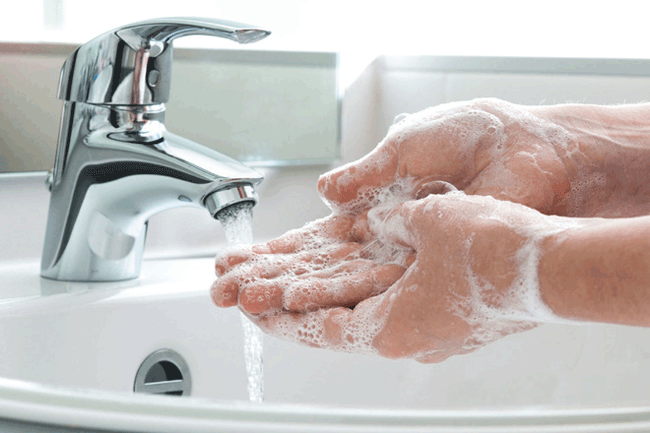 2. Rửa tay sạch sẽ: Ngay cả trước và sau khi quan hệ tình dục, hãy chắc chắn rằng tay của bạn đã được rửa sạch sẽ. Theo chuyên gia sức khỏe tình dục Caleb Backe, một chuyên gia về sức khỏe và chăm sóc sức khỏe của Maple Holistic, không ai muốn bị chạm vào bằng bàn tay nhớp nháp hoặc cáu bẩn. Thói quen này cần được tạo lập để tránh bị lây nhiễm vi khuẩn và nhiễm trùng.