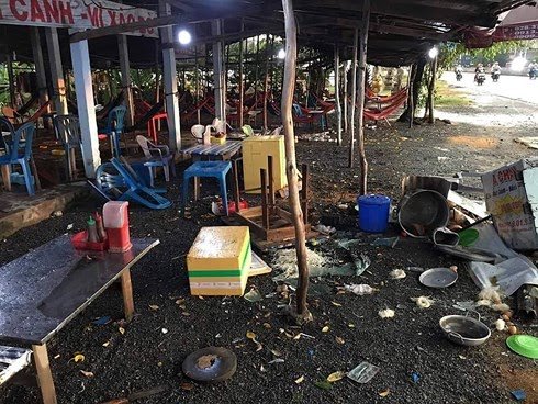 Vụ đánh khách thắc mắc tô hủ tiếu 100.000 đồng: Khởi tố nhóm "nổi máu anh hùng" phá quán - 1
