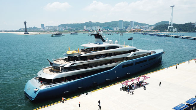 Cận cảnh siêu du thuyền của ông chủ Tottenham trên vịnh Hạ Long tuyệt đẹp - 7