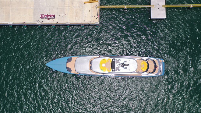 Cận cảnh siêu du thuyền của ông chủ Tottenham trên vịnh Hạ Long tuyệt đẹp - 3