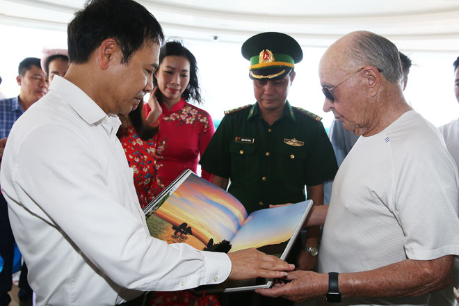 Cận cảnh siêu du thuyền của ông chủ Tottenham trên vịnh Hạ Long tuyệt đẹp - 4