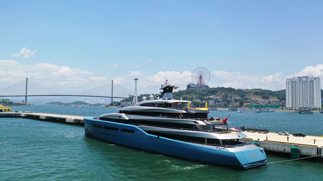 Cận cảnh siêu du thuyền của ông chủ Tottenham trên vịnh Hạ Long tuyệt đẹp - 5