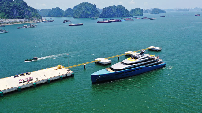 Cận cảnh siêu du thuyền của ông chủ Tottenham trên vịnh Hạ Long tuyệt đẹp - 9