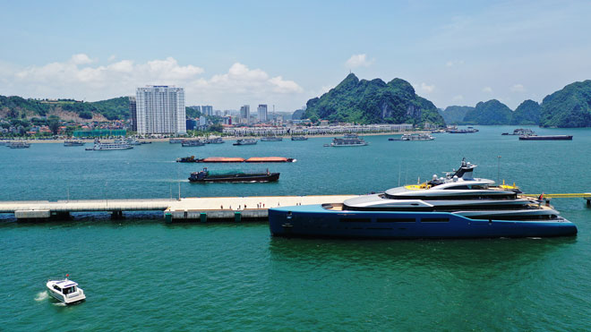 Cận cảnh siêu du thuyền của ông chủ Tottenham trên vịnh Hạ Long tuyệt đẹp - 11