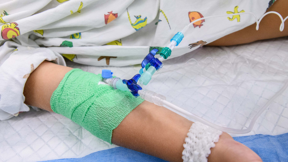 Rúng động ở Pháp: Bác sỹ nghi đầu độc hơn 50 bệnh nhân để lấy uy tín - 1