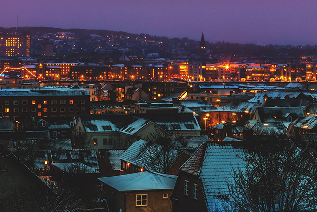 Aalborg, Đan Mạch: Aalborg là thành phố lớn thứ tư của Đan Mạch, phía Bắc bán đảo Jutland. Tham quan Aalborg, du khách sẽ cảm nhận được sự quyến rũ ngọt ngào của thành phố này khi dạo quanh con phố Algade, ghé thăm các công trình lịch sử nổi tiếng, chiêm ngắm quảng trường Gammeltorv lâu đời với vẻ đẹp cổ kính.
