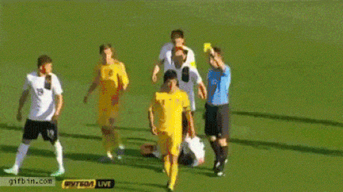 Những tình huống hài hước chỉ có trong bóng đá - 1