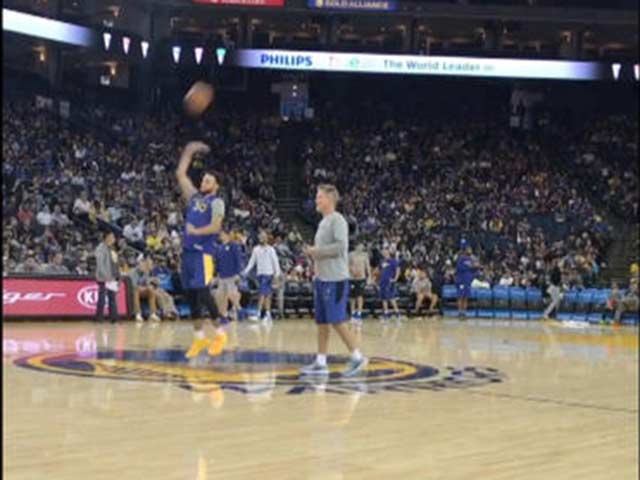 Thể thao - Siêu sao ném số 1 thế giới: Sững sờ cú ném quay lưng không cần nhìn