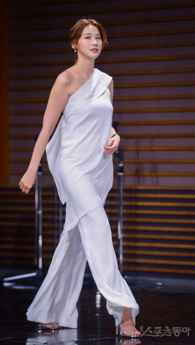 Yoo In Young sở hữu thân hình của một người mẫu và gương mặt của một hoa hậu. Nữ diễn viên cao tới 1m72, có đôi chân dài, khuôn mặt sắc sảo.
