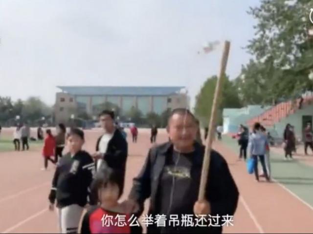 Giáo dục - du học - Con gái đang sốt hầm hập, cha vẫn dắt con xách theo bình truyền đến trường