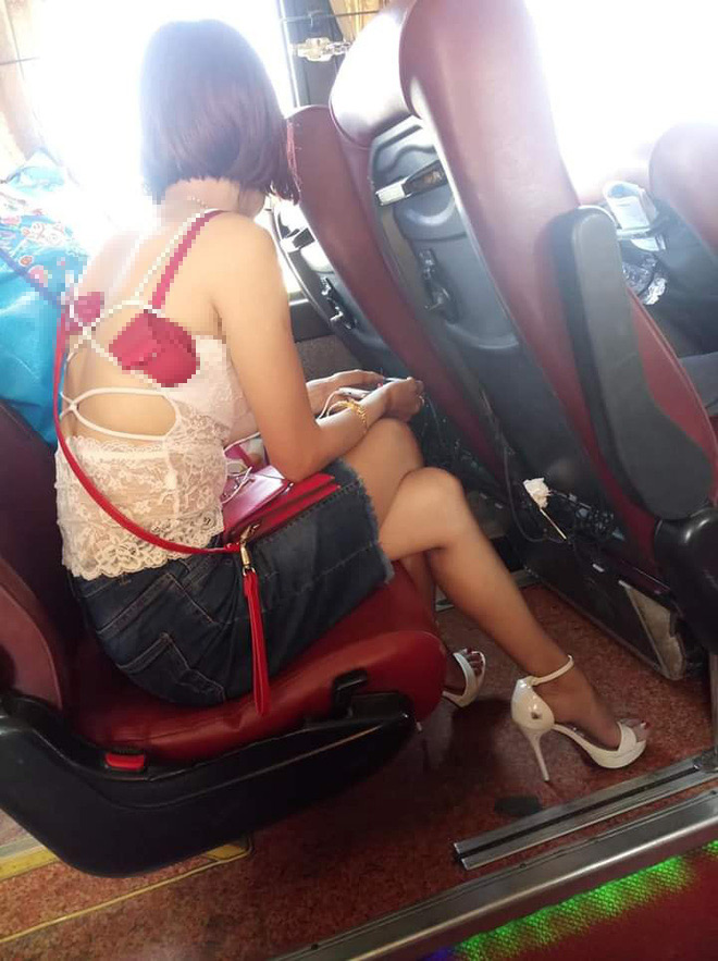 Cô gái mặc hớ hênh trên xe khách khiến người xung quanh “đỏ mặt” - 1