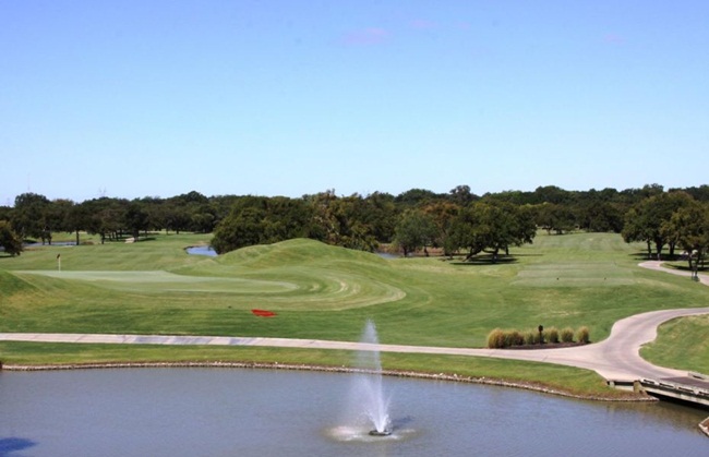 Trung tâm đảo là một sân golf 18 lỗ và câu lạc bộ thể thao ngoài trời.
