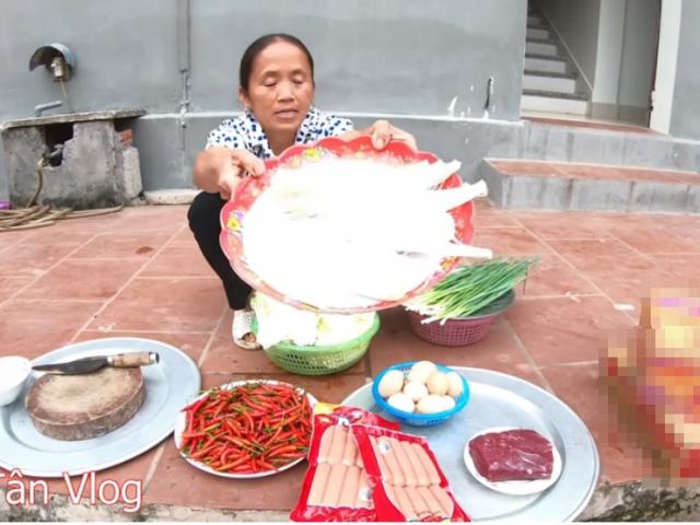Bạn trẻ - Cuộc sống - "Nồi mỳ siêu cay khổng lồ" của cụ bà nông dân gây sốt