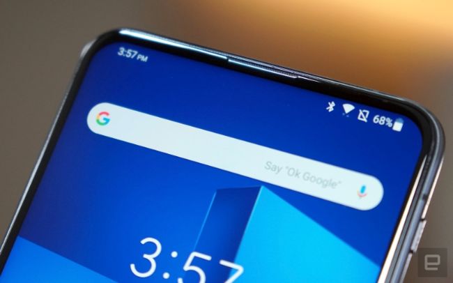 Điện thoại xuất xưởng với Android 9 Pie cài sẵn, tương thích với Android Q Beta và hứa hẹn cập nhật lên Android Q trong tương lai.