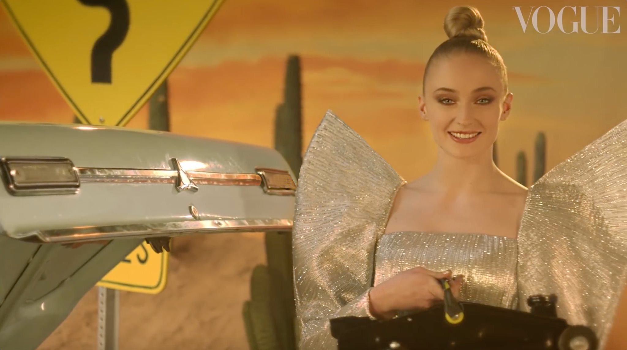 2 chiếc váy mỹ nhân Game Of Thrones mặc trong clip Vogue của NTK Việt nào? - 3