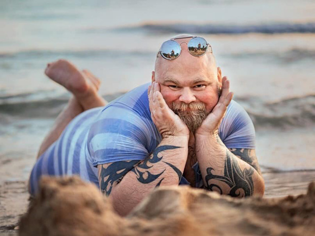 Tranh vui - Chàng béo tạo dáng rất khéo giữa biển cả bao la