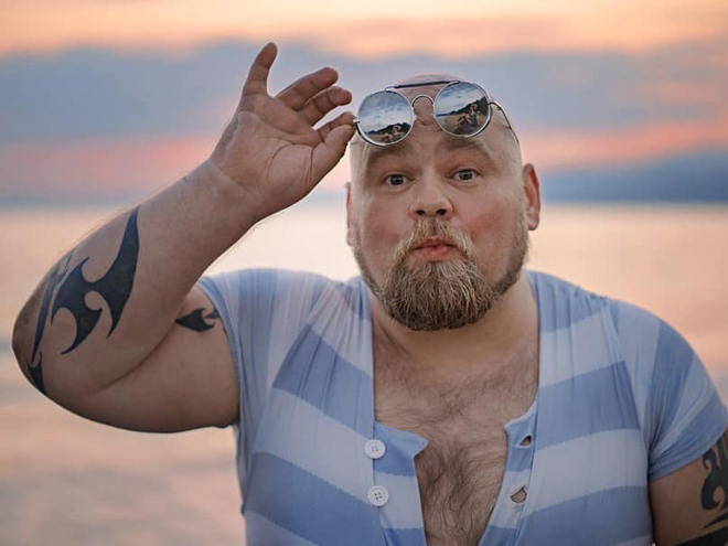 Chàng béo tạo dáng rất khéo giữa biển cả bao la - 5