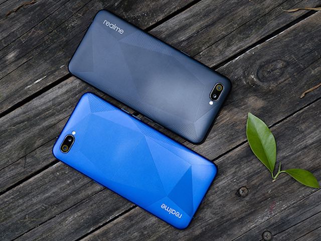 Ảnh thực tế Realme C2 với mặt lưng hiệu ứng kim cương, giá tốt