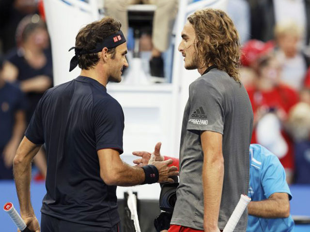 Thể thao - Federer - Tsitsipas: "Tàu tốc hành" rút lui vì chấn thương chân phải