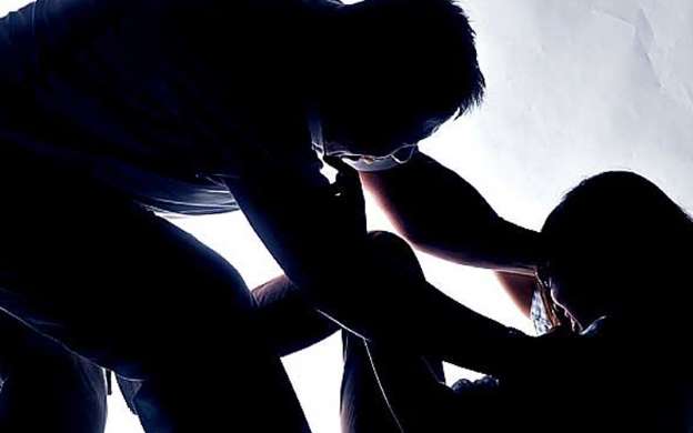 Mỹ: Bị bắt quả tang cưỡng hiếp phụ nữ ngay trong đồn cảnh sát - 1