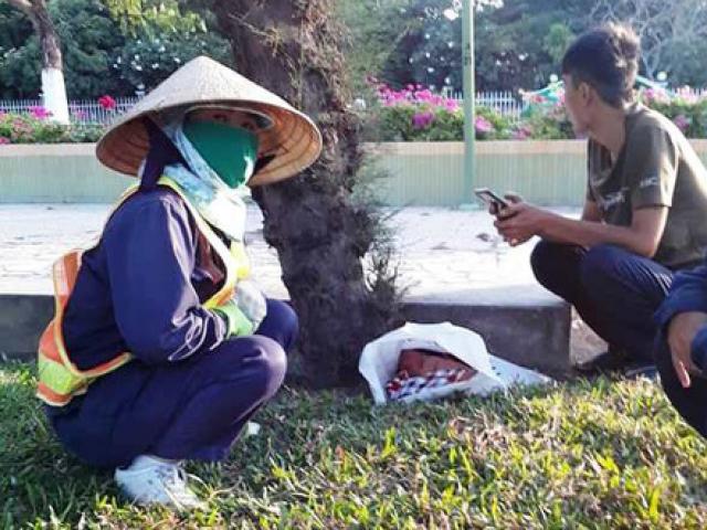 Tin tức trong ngày - Xót xa bé gái còn dây rốn bị bỏ rơi ở công viên