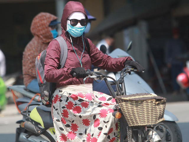 Thời trang - Nắng 45 độ, chị em Hà Thành bịt 1 lúc 2-3 khẩu trang, quấn "chăn" kín mít