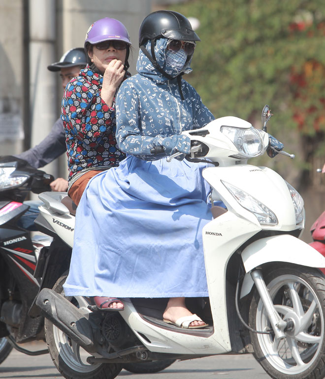 Nắng 45 độ, chị em Hà Thành bịt 1 lúc 2-3 khẩu trang, quấn "chăn" kín mít - 3