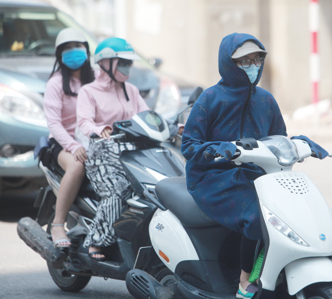 Nắng 45 độ, chị em Hà Thành bịt 1 lúc 2-3 khẩu trang, quấn "chăn" kín mít - 5