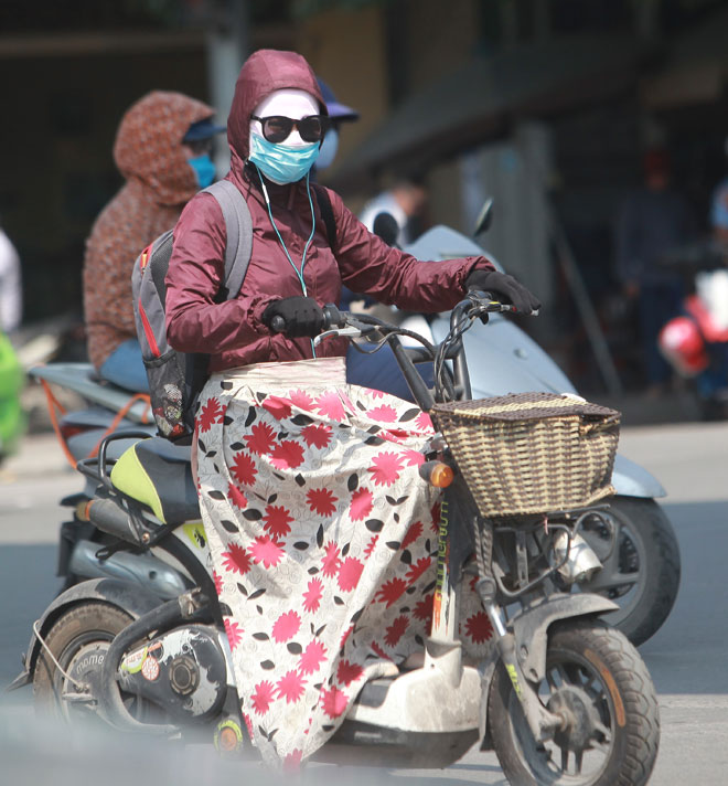 Nắng 45 độ, chị em Hà Thành bịt 1 lúc 2-3 khẩu trang, quấn "chăn" kín mít - 2