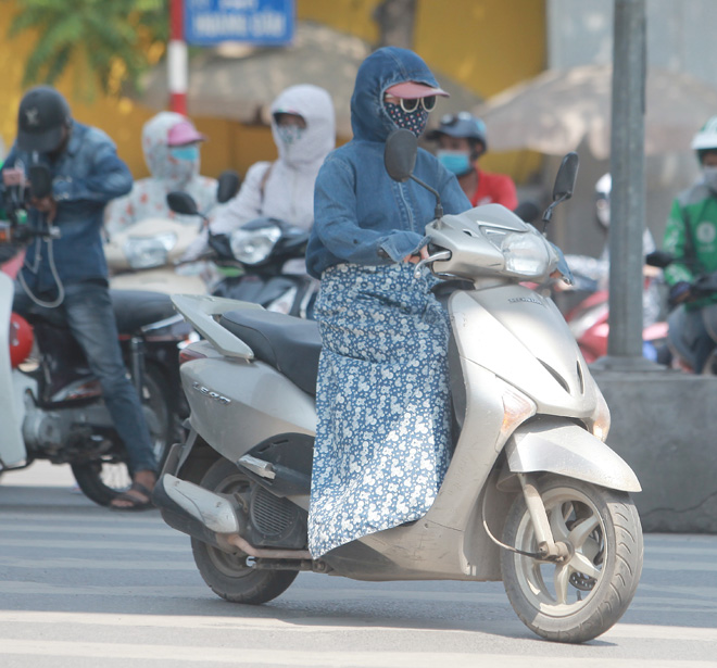 Nắng 45 độ, chị em Hà Thành bịt 1 lúc 2-3 khẩu trang, quấn "chăn" kín mít - 1