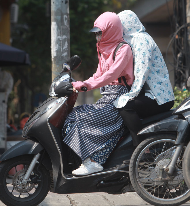 Nắng 45 độ, chị em Hà Thành bịt 1 lúc 2-3 khẩu trang, quấn "chăn" kín mít - 9