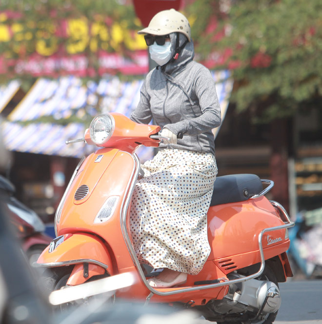 Nắng 45 độ, chị em Hà Thành bịt 1 lúc 2-3 khẩu trang, quấn "chăn" kín mít - 8