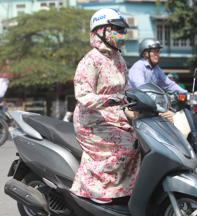 Nắng 45 độ, chị em Hà Thành bịt 1 lúc 2-3 khẩu trang, quấn "chăn" kín mít - 10