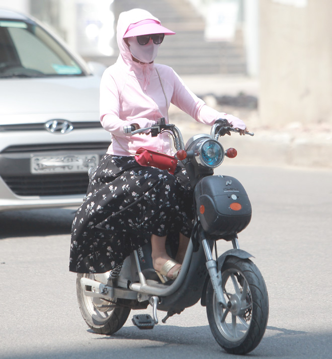 Nắng 45 độ, chị em Hà Thành bịt 1 lúc 2-3 khẩu trang, quấn "chăn" kín mít - 7