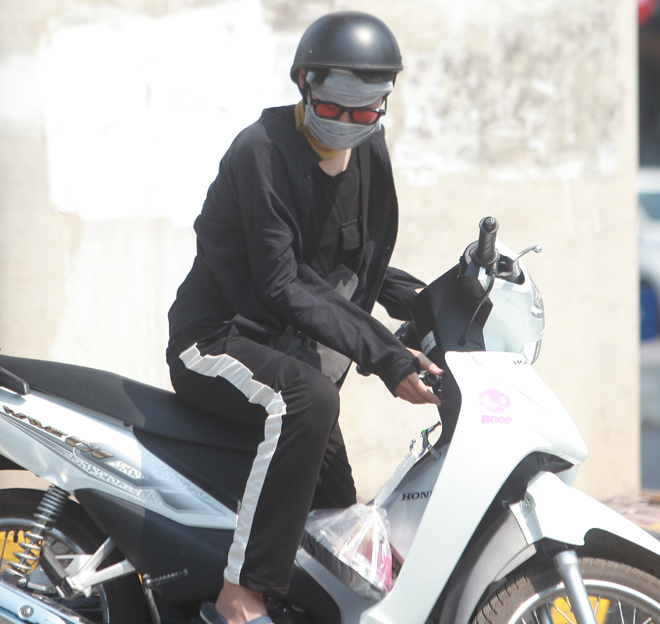 Nắng 45 độ, chị em Hà Thành bịt 1 lúc 2-3 khẩu trang, quấn "chăn" kín mít - 11