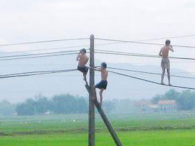 Tin tức trong ngày - Đu nghịch dây điện khi tắm ao, 2 cháu bé bị giật tử vong