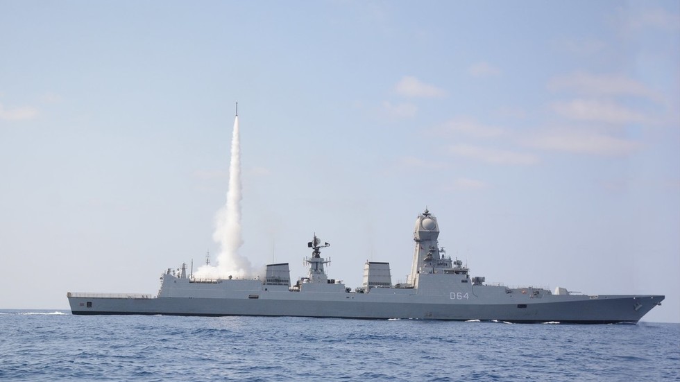 Hải quân Ấn Độ thử tên lửa giữa lúc TQ đưa loạt vũ khí lớn tới sát biên giới - 1