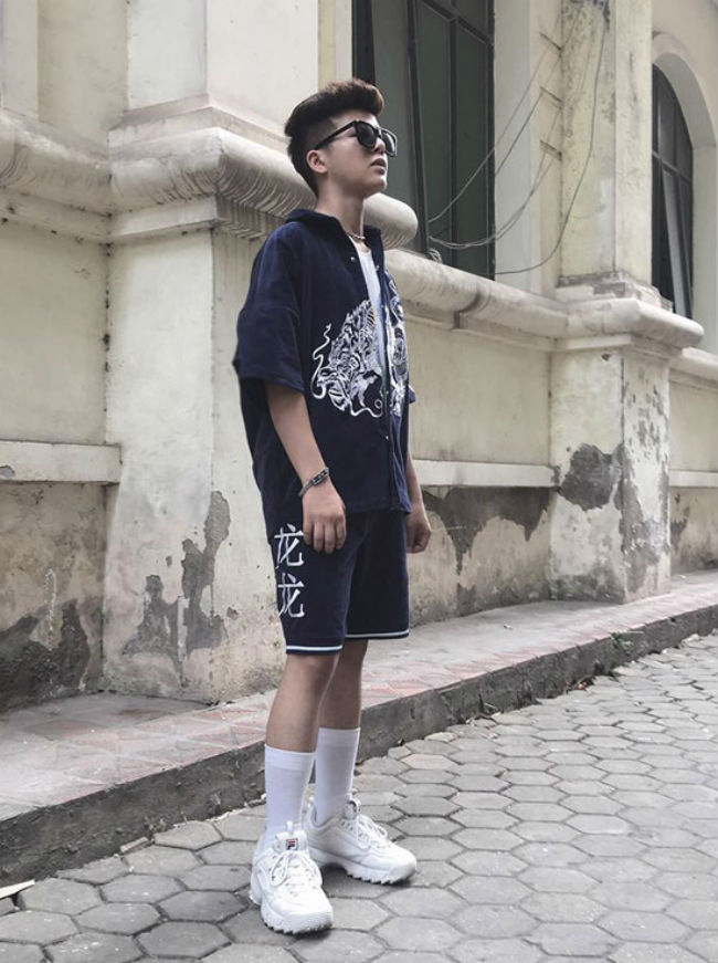 Phong cách yêu thích của Quang Anh chính là hip hop, trong ảnh chàng trai sành điệu khi sử dụng đôi giày thể thao hiệu Fendi, áo Kenzo.