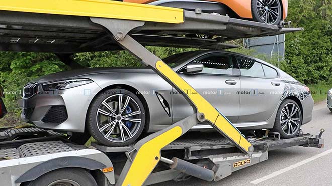 BMW 8 Series Gran Coupe lộ diện khi đang được vận chuyển cùng lớp nguỵ trang hời hợt - 1
