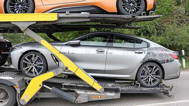 BMW 8 Series Gran Coupe lộ diện khi đang được vận chuyển cùng lớp nguỵ trang hời hợt - 2
