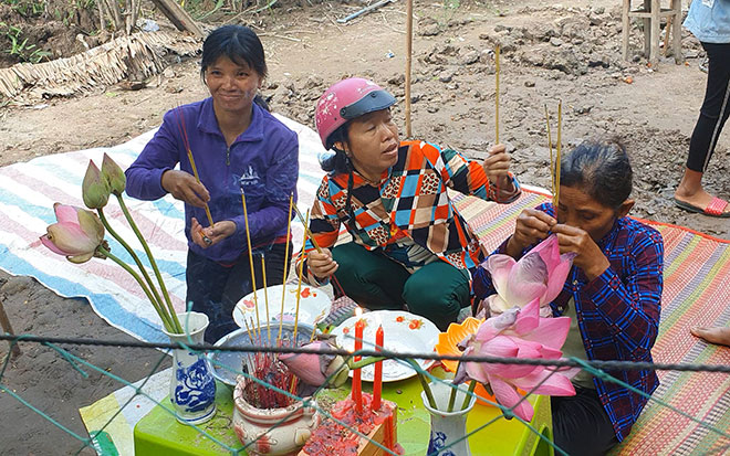 Hàng trăm người tụ tập đến xem cúng vái bông hoa lạ - 2