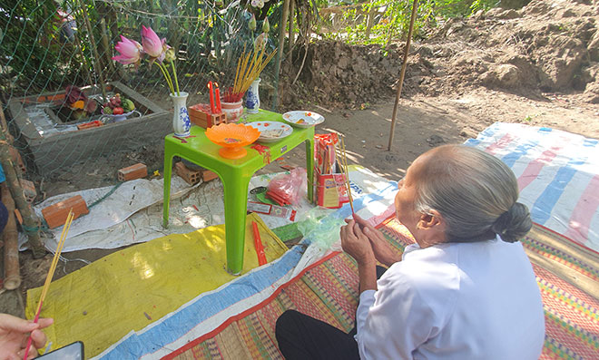 Hàng trăm người tụ tập đến xem cúng vái bông hoa lạ - 3