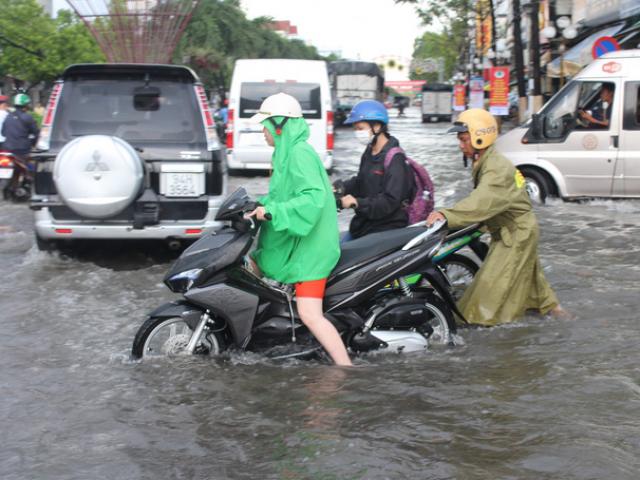 Sau cơn mưa trắng trời, CSGT Bạc Liêu giúp dân di chuyển trong "biển" nước