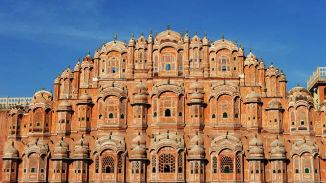Hawa Mahal, Rajasthan: Được xây dựng vào năm 1799, cung điện Hawa Mahal ban đầu dành cho những phụ nữ hoàng gia quan sát khung cảnh đường phố ở Jaipur. Ngày nay, công trình trở thành điểm du lịch nổi tiếng ở Ấn Độ.