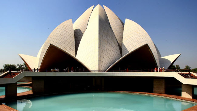 Đền hoa sen, New Delhi: Ngồi đền có hình dạng giống hoa sen này đã thu hút 70 triệu người hành hương, từ khi nó hoàn thành vào năm 1986.  Đây là một trong những trung tâm tín ngưỡng của những người theo đạo Bahá'í ở Ấn Độ.