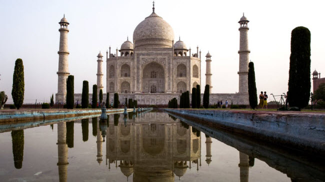 Đền Taj Mahal, Uttar Pradesh: Công trình này được coi là một trong những biểu tượng nổi tiếng nhất của Ấn Độ. Nó được xây dựng vào những năm 1600 bởi hoàng đế Shah Jahan để tưởng nhớ người vợ thứ 3 của ông.