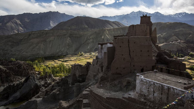 Tu viện Basgo, Ladakh: Điểm độc đáo của tu viện này là các bức tường được xây dựng từ đất bùn từ thế kỷ thứ 16. Biểu tượng của tu viện là bức tượng phật Maitreya bằng đồng cao 14m.