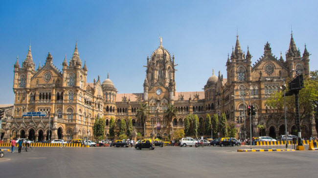 Nhà ga Chhatrapati Shivaji Terminus, Mumbai: Nhà ga chính ở thành phố Mumbai được UNESCO công nhận là di sản thế giới. Mở cửa vào năm 1888, công trình được coi như một kiểu mẫu về kiến trúc Phục hưng Victoria.